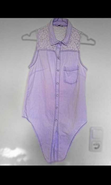 Hellblaue Jeansweste mit Spitzen