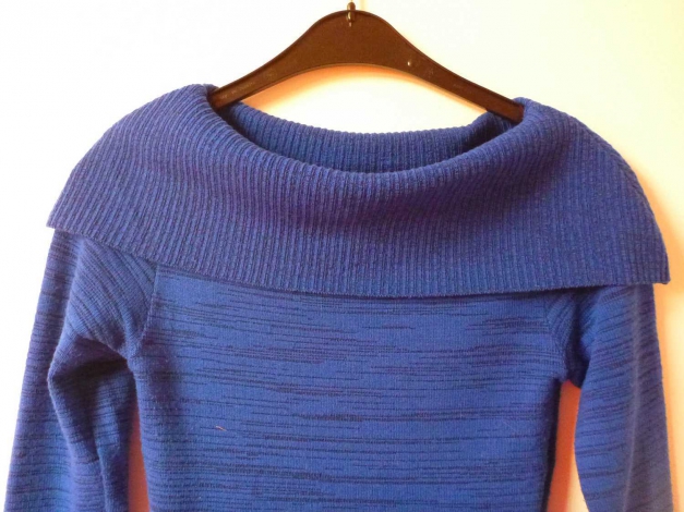schicker blauer Strickpulli mit Kragen zum Umklappen