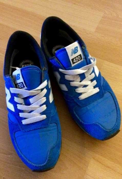 Strahlend blaue New Balance Sneaker