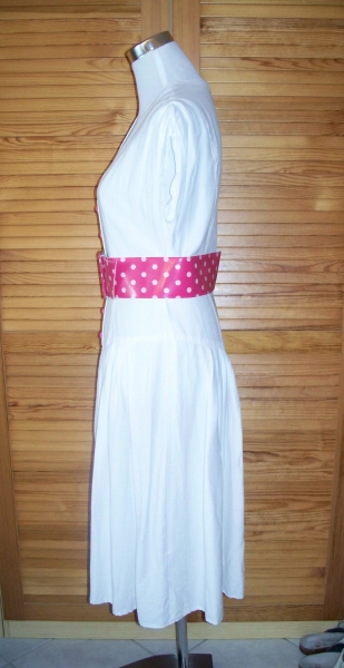 VINTAGE// Wadenlanges weißes 80er-Sommerkleid mit Flügelärmeln und pinkem Gürtel von *Fashion Style* Gr. 36/ 38