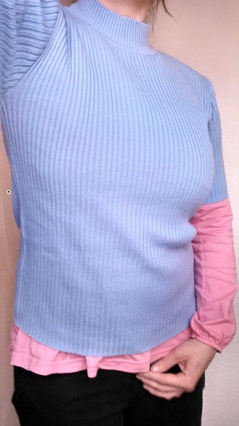 Hellblauer T-Shirt-Pullover