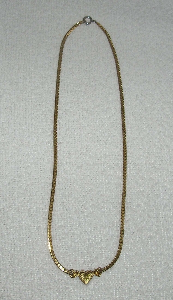 Süßes Goldkettchen mit Herzen