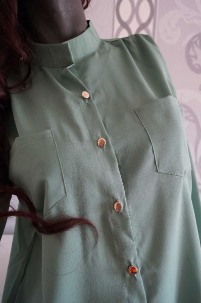 Bluse Grün mit goldenen Knöpfen L 40