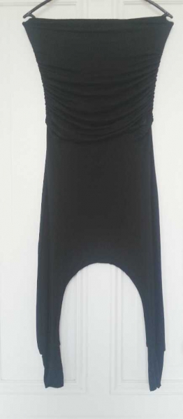 Schwarzer schulterfreier Jumpsuit/Overall mit seitlicher Raffung und 3/4 Haremshose Gr. 34/XS