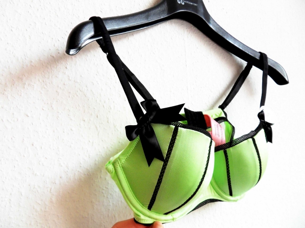 Hunkemöller Bügel-BH 75B 34 B lindgrün mit schwarzen Schleifen und Kontrasten gefüttert padded NEU