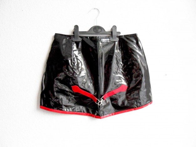 Schwarz roter Lackminirock Gr M 38 Cyberesque mit Lackapplikation Vokuhila asymmetrisch