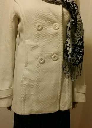 Sehr schöne Kurze Mantel in Creme Farbe / Amisu