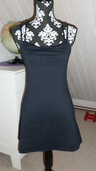 schwarzes kurzes Kleid mit Struktur, Made in UK, Größe 34 / 36