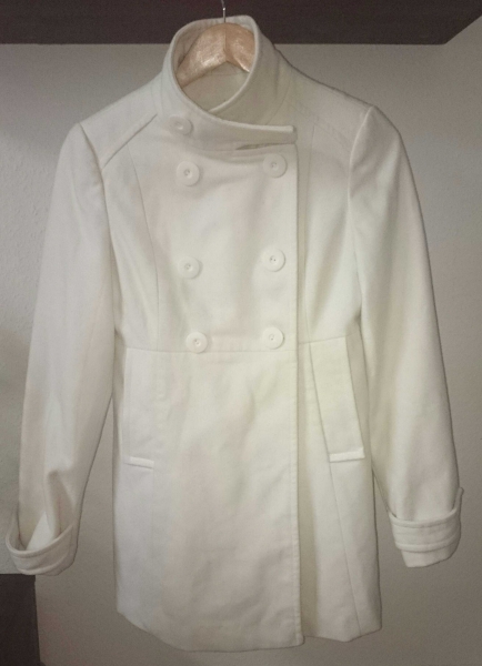 Weißer, trendiger Mantel 