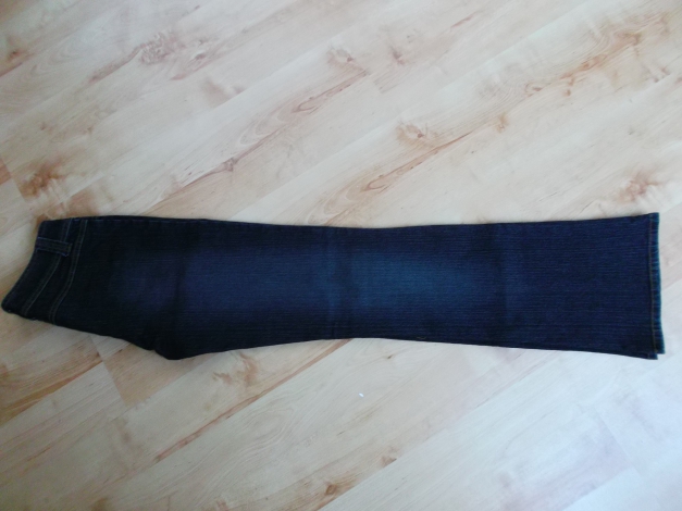 Jeans W 28 mit Taschen vorne und ausgestelltem Bein Bootcut