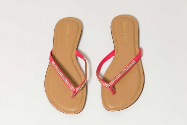 Sandalen mit Strasssteinbesatz in Koralle