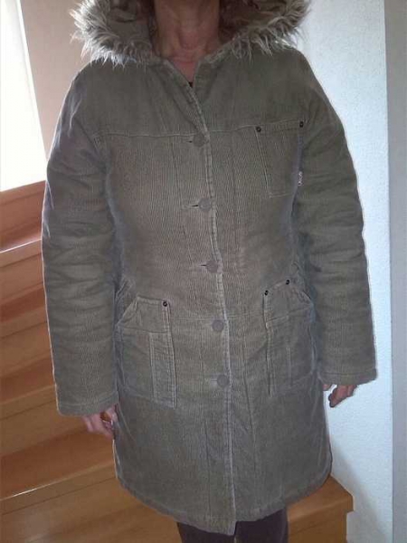 Brauner Mantel mit Kapuze