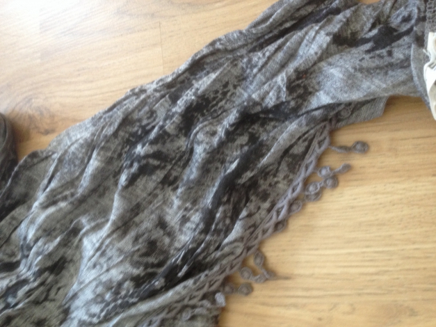 grau- schwarzer Schal/ Tuch von Yerse