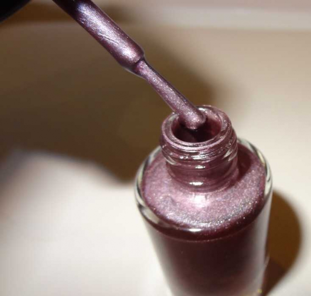 Schöner Nagellack lila schimmer