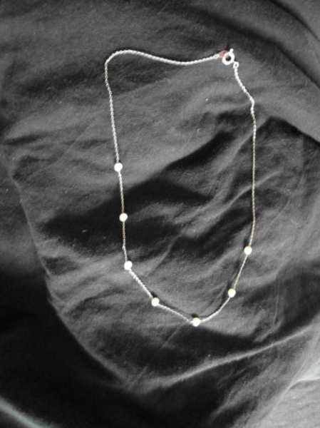 feine Kette mit Perlen