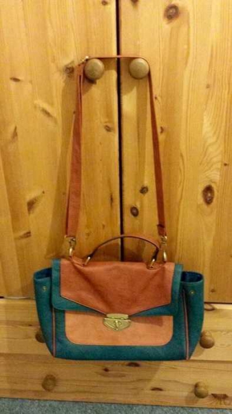 Schöne Umhängtasche aus SIX