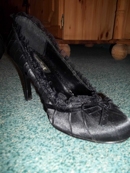 verspielte Gothic Pumps mit süßen Rüschen 