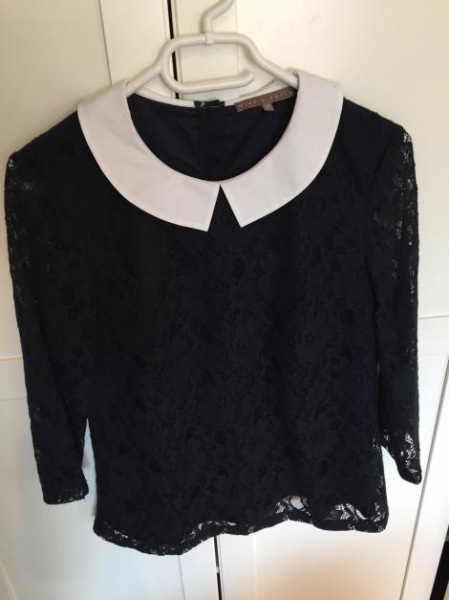 Spitzenoberteil mit bübchenkragen und goldenen Knöpfen am Rücken 