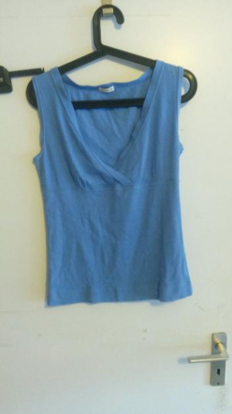 hellblaues Top mit Ausschnitt