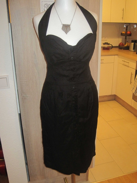 schwarzes Neckholderkleid 