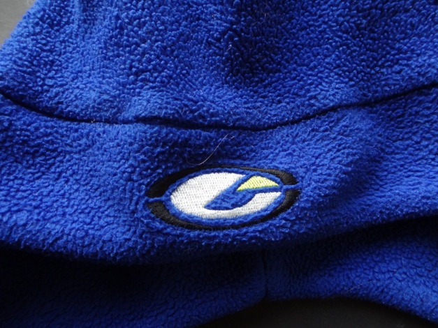 Schöne Mütze von etirel in blau und mit Bommel