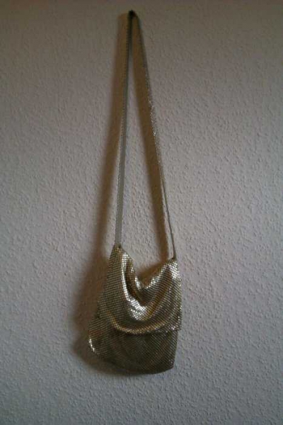 goldene Tasche aus Metallplättchen