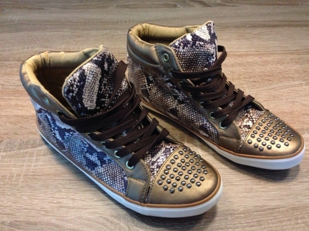 Coole Sneaker mit Nieten und Muster