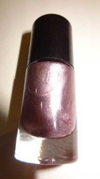 Schöner Nagellack lila schimmer