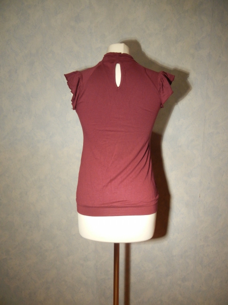 weinrotes Rollkragen-Shirt mit ausgestellten Ärmeln