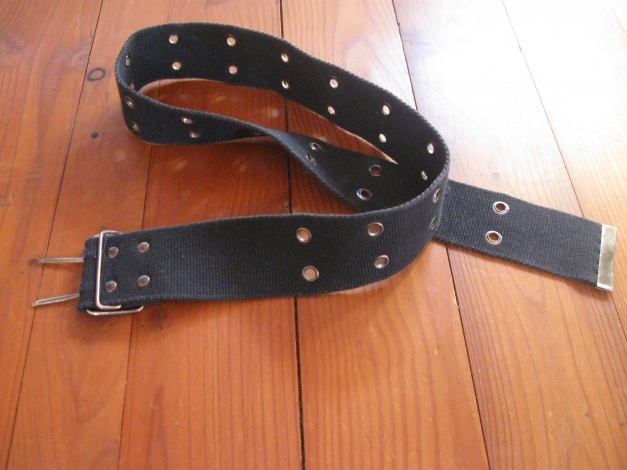 Schwarzer Gürtel mit jeweils zwei Löchern