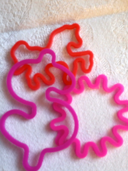 Drei Armbänder aus Gummi in verschiedenen Motiven