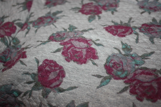 Pullover mit Rosenmuster