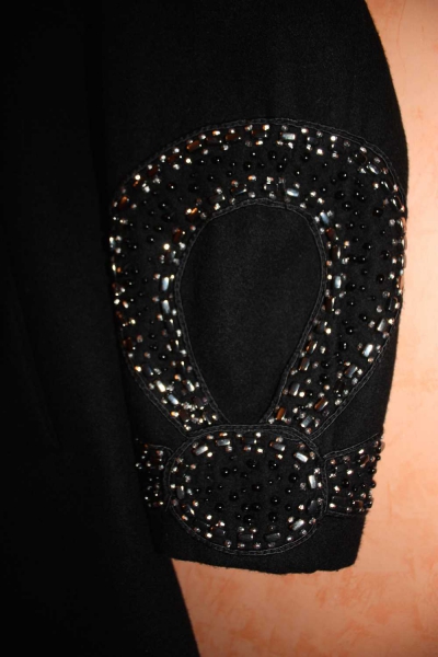 Schwarzer schöner Wintermantel mit Perlenstickerei