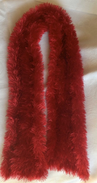 Roter kuscheliger kurzer Schal