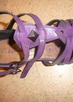 Wunderschöner lila Schuh mit Keilabsatz