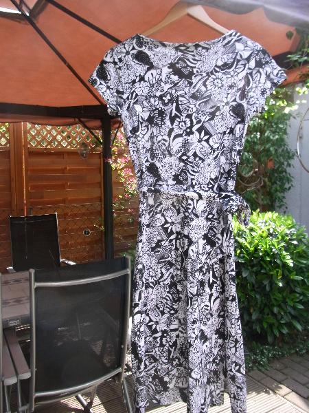 schwarz-weißes Kleid