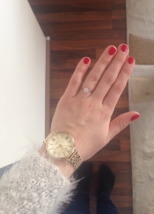 Schmaler Ring mit Stein rund