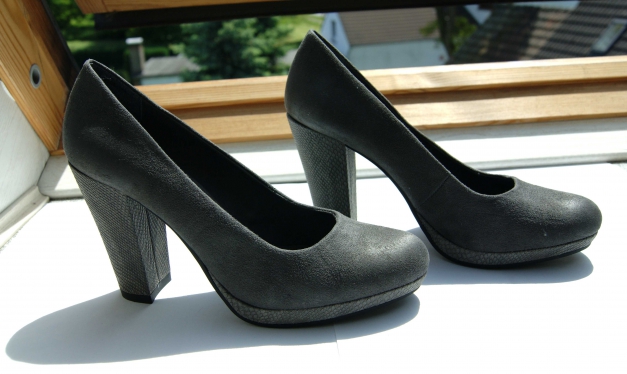 graue Wildleder-Pumps