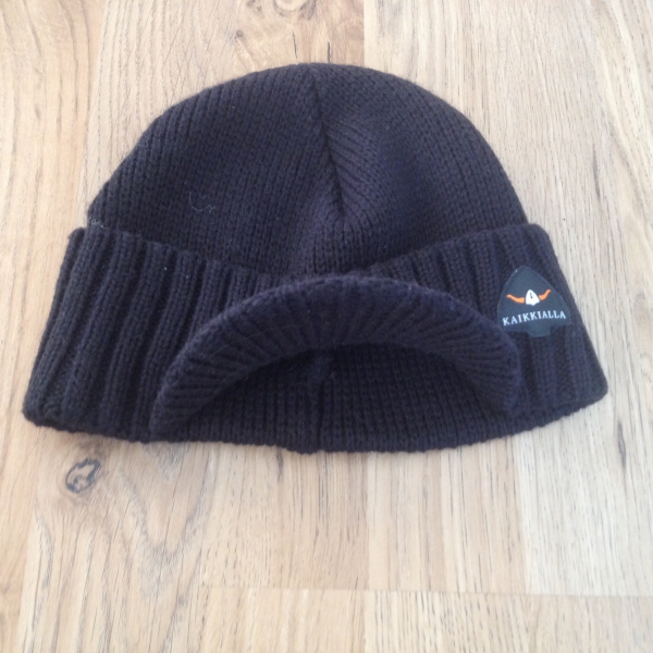 Schwarze Mütze mit verstärkter Kappe