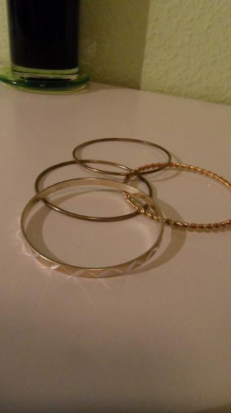 4 wunderschöne Armreifen - goldfarben -