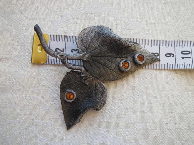 Brosche, Lederoptik, Blattform