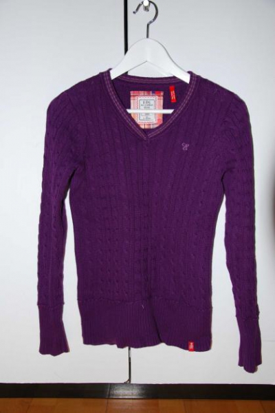 Dicker lila Winterpullover mit Flechtmuster 