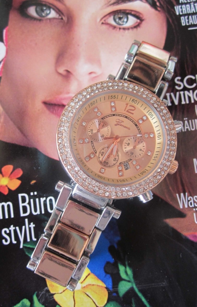 zauberhafte rosegold mit silber farbene Blogger Strass Uhr mit Datumsanzeige wie neu aus Sammlung