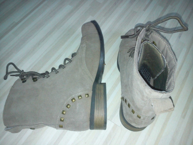 wunderschönes Paar Wildlederstiefel Boots NIeten