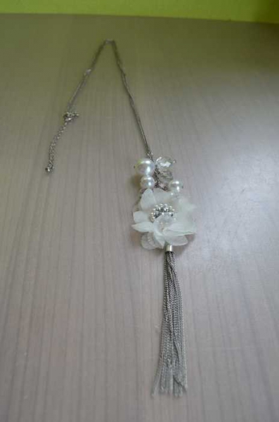Lange Kette mit Blumenanhänger