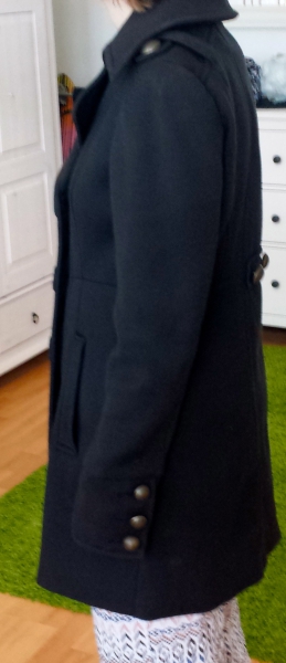 schöner, schlichter schwarzer Mantel mit goldenen Knöpfen