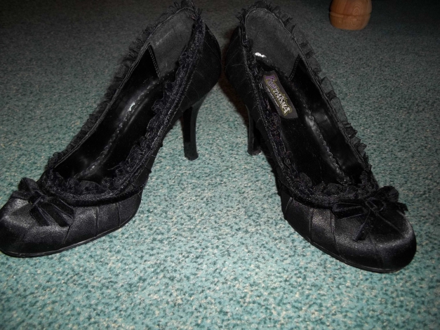 verspielte Gothic Pumps mit süßen Rüschen 