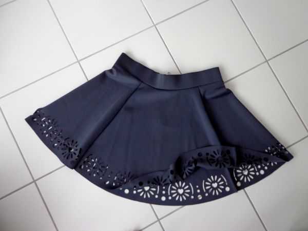 Grauer H&M Rock mit Lasercut