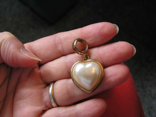 goldener Anhänger mit Herz-Perle
