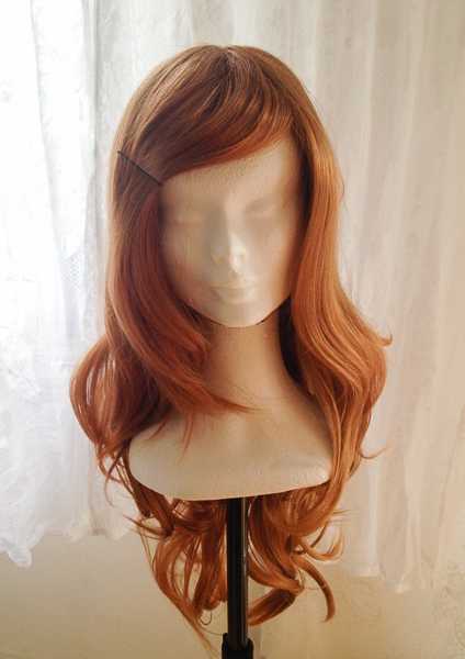 Braune gelockte Perücke